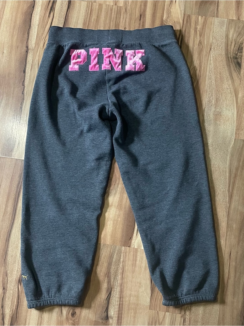 Y2K 2007 Victoria’s Secret PINK Gray Capri Sweatpants Velour Butt Spellout Sz M